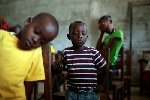Không dám ôm người ruột thịt vì sợ bị nhiễm Ebola
