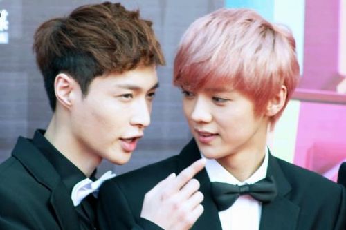 Thành viên EXO ủng hộ Luhan ra đi