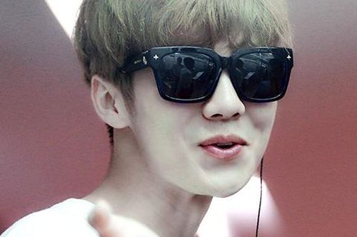 Hình ảnh sân bay dễ thương của anh chàng rời bỏ EXO - Luhan
