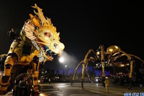 Quái vật nhện 'tử chiến' với long mã ở Bắc Kinh