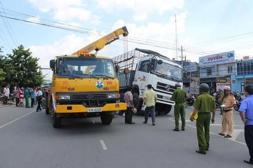 Thi thể hai phụ nữ bị mắc kẹt dưới gầm xe tải