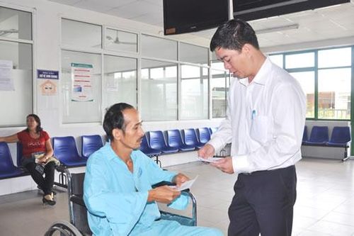 Trao tiền ủng hộ, thẻ BHYT cho bệnh nhân nghèo
