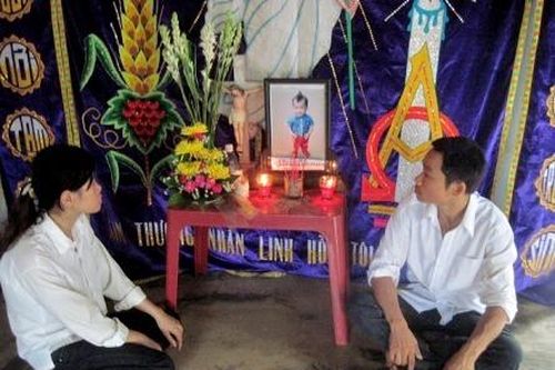 Ăn nhầm 'kẹo mút bả chó', bé 2 tuổi tử vong