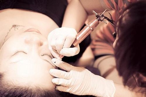 Nguy cơ từ dịch vụ xăm môi di động