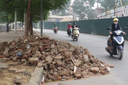 'Nóng' tình trạng đổ phế thải, tập kết VLXD không đúng quy định