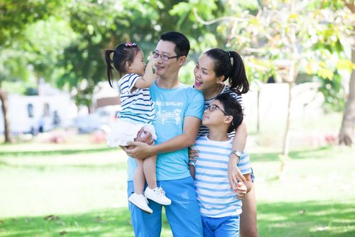 Hoàng Bách khoe ảnh hạnh phúc của gia đình