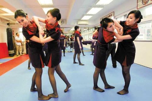 Nữ tiếp viên hàng không Hong Kong tập Vịnh Xuân quyền