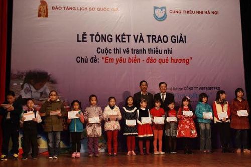 Trao giải vẽ tranh 'Em yêu biển đảo quê hương'