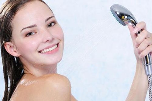 Trời lạnh buốt, tắm bao nhiêu lần/tuần là vừa?