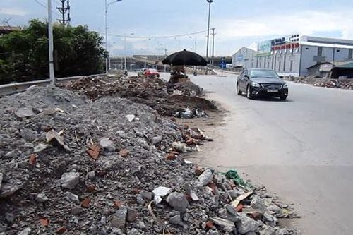 'Nóng' tình trạng đổ trộm phế thải xây dựng trên các tuyến phố