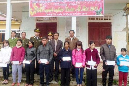 Mang quà Tết đến với người nghèo các xã biển bãi ngang Quảng Trị
