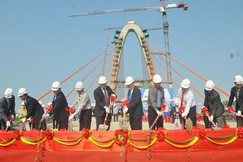 Hợp long đốt dầm cuối cùng công trình cầu vượt Ngã Ba Huế - Đà Nẵng