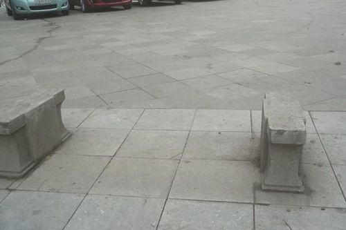 Chân ghế đá cổ đứng chơ vơ