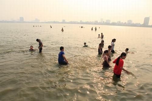 Nắng nóng, trẻ bất chấp nguy hiểm xuống Hồ Tây 'giải nhiệt'