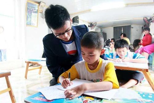 Lớp học tiếng Anh miễn phí cho trẻ em nghèo làng chài
