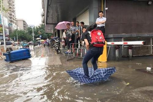 Muôn vàn cách 'qua sông' bá đạo của thanh niên TQ