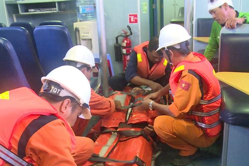 Chì lưới đánh cá văng trúng người, một ngư dân gãy chân