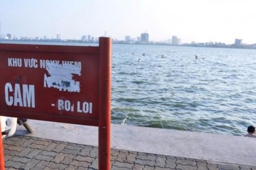 'Bãi tắm' tự phát ở Hồ Tây: Nguy hiểm rình rập