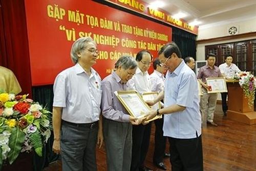 29 nhà khoa học nhận Kỷ niệm chương 'Vì sự nghiệp phát triển các dân tộc'