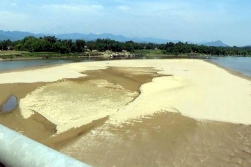 Nắng nóng 41 độ kéo dài, sông Lam cạn trơ đáy