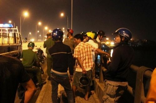 Đôi nam nữ khóa cổ xe rồi ôm nhau nhảy xuống sông tự tử
