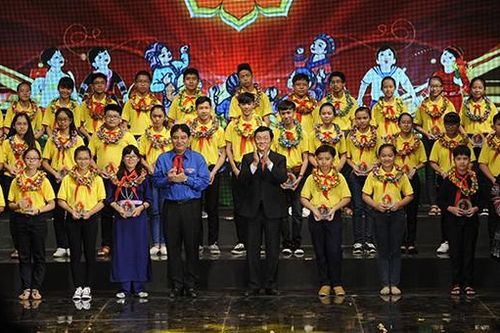 Toàn cảnh Lễ Tuyên dương Cháu ngoan Bác Hồ toàn quốc 2015