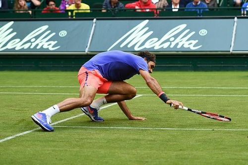Trượt chân ngã ngửa, Federer vẫn cứu bóng thành công