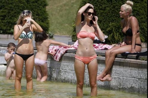 Người châu Âu mặc bikini tới đài phun nước tránh nóng