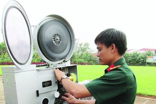 Cõng phim về buôn làng