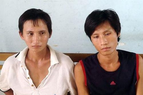 Lấy nắp cống ga thoát nước trên đường cao tốc, bán sắt vụn