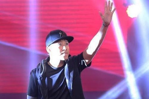 Tuấn Hưng bật khóc sau scandal văng tục trên facebook