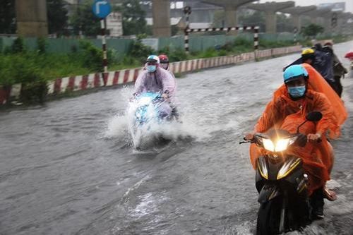 Đường bộ, đường sắt TP HCM ngập lênh láng sau mưa lớn