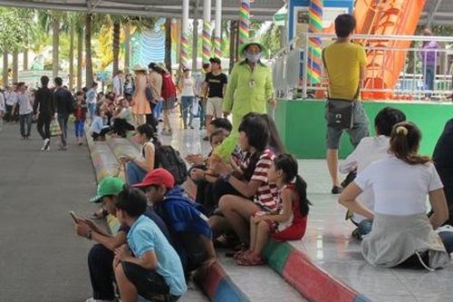 Người dân TP.HCM đổ về các khu vui chơi, giải trí