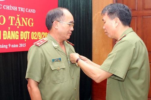 Trung tướng Bùi Bá Định nhận Huy hiệu 40 năm tuổi Đảng