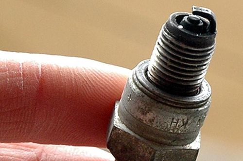 Khi bugi xe máy chuyển sang màu đen sẽ có 'bệnh' gì?