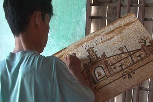 Chàng trai tật nguyền vẽ tranh gạo đẹp mê hoặc