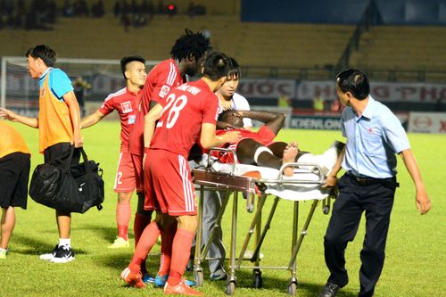 Abass đứt dây chằng sau pha xoạc bóng của Thanh Hào
