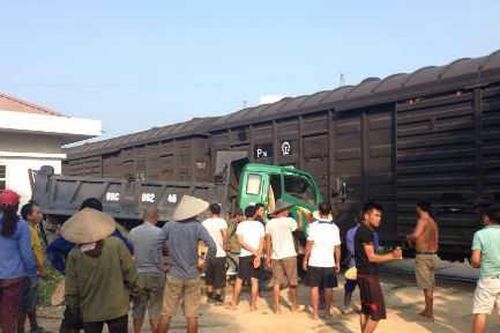 Tàu hỏa đâm xe tải lộn 180 độ trên không