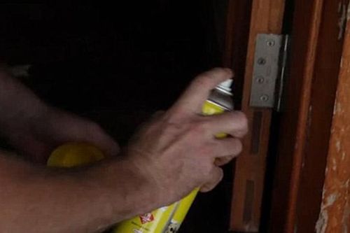 Tuyệt chiêu chữa cửa kêu cót két trong 5 giây