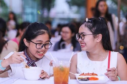 Thiện Nhân - Nhã Thy mua sắm, ăn vặt ở hội chợ