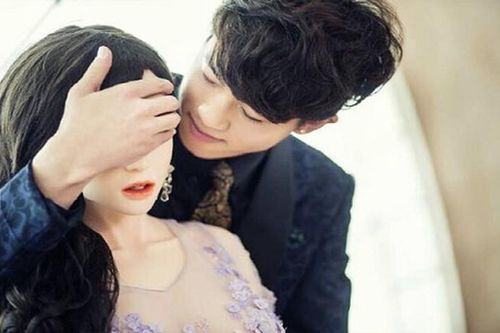 Trai đẹp như tranh quyết lấy búp bê làm vợ gây sốc