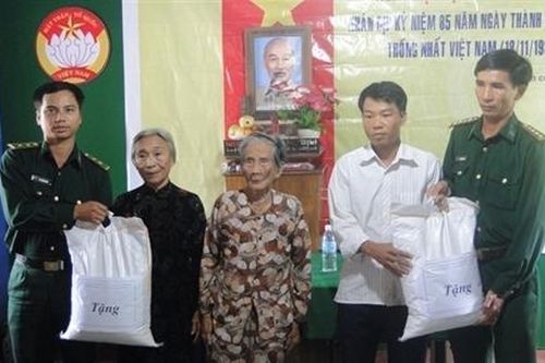 Tặng quà cho học sinh có thành tích xuất sắc trong học tập