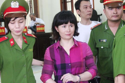 Cô gái chưa chồng cười khẩy khi nhận án 19 năm tù