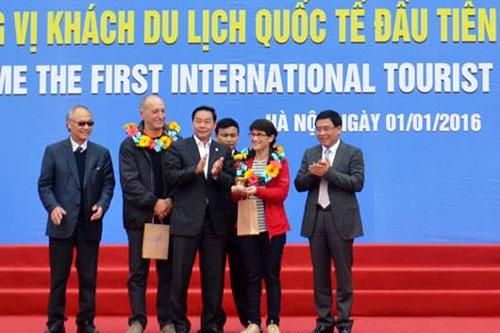 Hà Nội đón vị khách quốc tế đầu tiên đến Thủ đô năm 2016