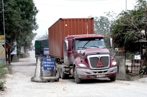 Xe container trốn trạm thu phí đường 5, phá nát tỉnh lộ