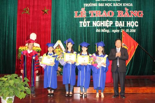 Trường ĐH Bách khoa, ĐH Đà Nẵng trao bằng tốt nghiệp