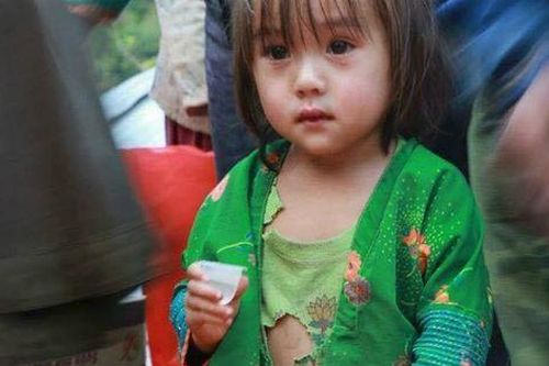 Nhói lòng mắt buồn bé gái vùng cao