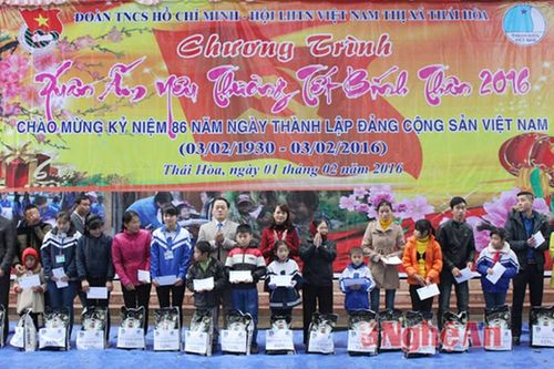 Các cơ quan, đơn vị, doanh nghiệp trao quà Tết cho hộ nghèo
