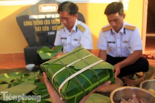 Cận cảnh bánh chưng gói bằng lá bàng vuông ở Trường Sa