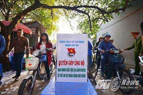 Ngỡ ngàng bãi trông xe miễn phí cho người dân đi lễ Phủ Tây hồ đầu năm